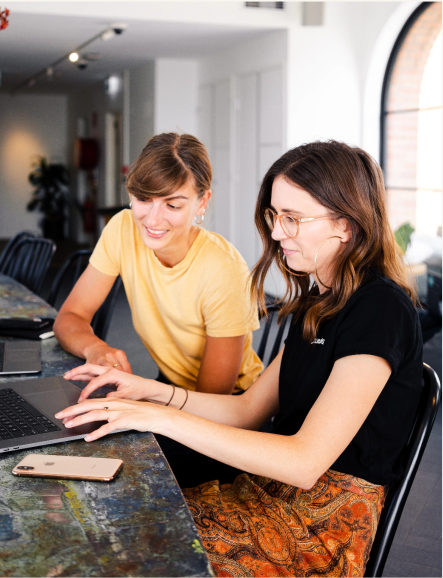 Photo de deux entrepreneuses clientes de NR-CO Expertise