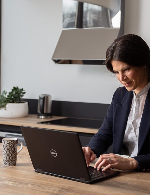 Nathalie Rayon, fondatrice du cabinet NR-CO Expertise en train d'exercer son métier d'expert-comptable à Clermont-Ferrand